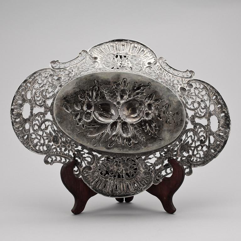 PRESENTER/UPPLÄGGNINGSFAT, silver, Tyskland, 1800/1900-tal. Totalvikt 956 gram.