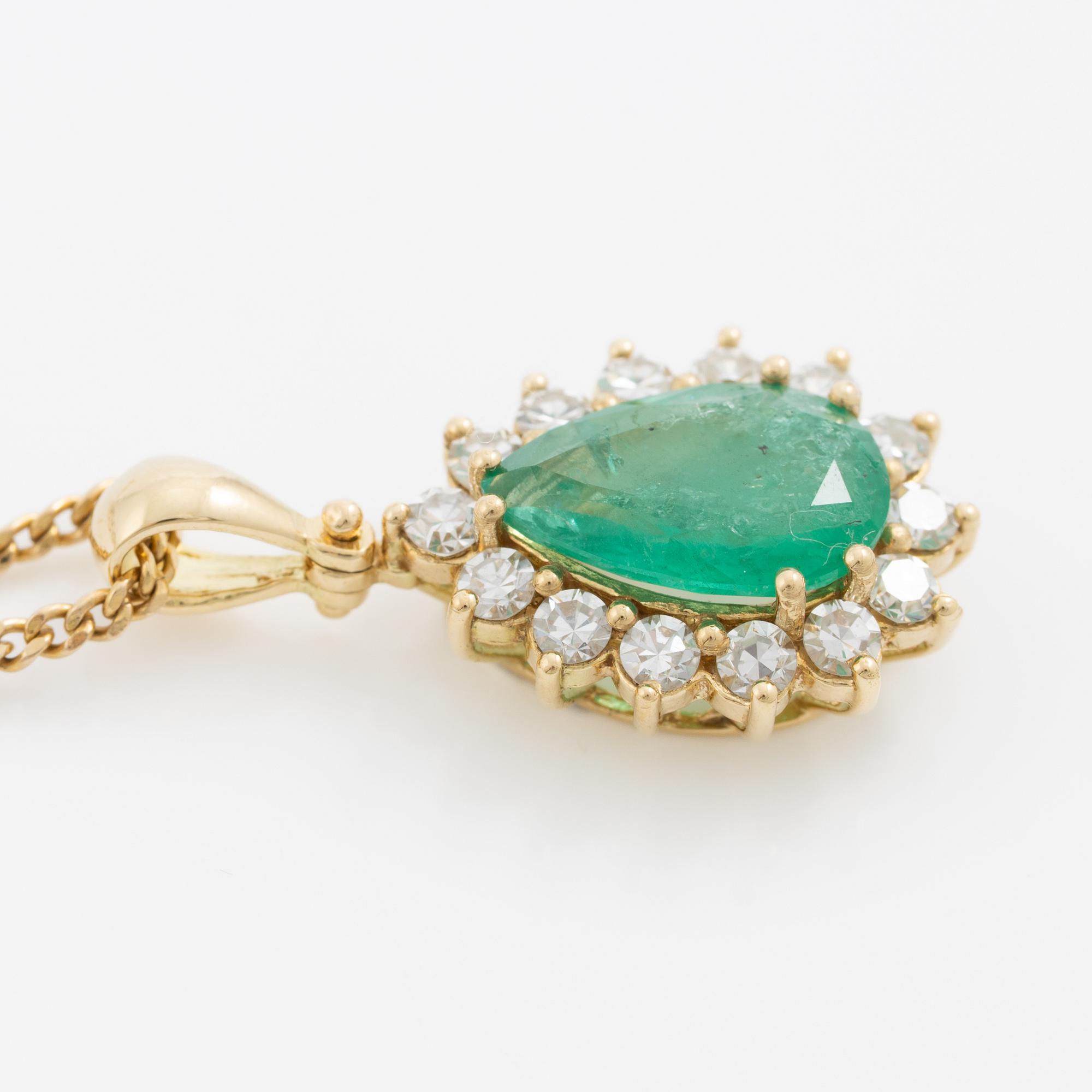 Gold necklace with a drop-shaped emerald and octagon-cut diamonds.