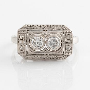 Ring med två briljantslipade diamanter.