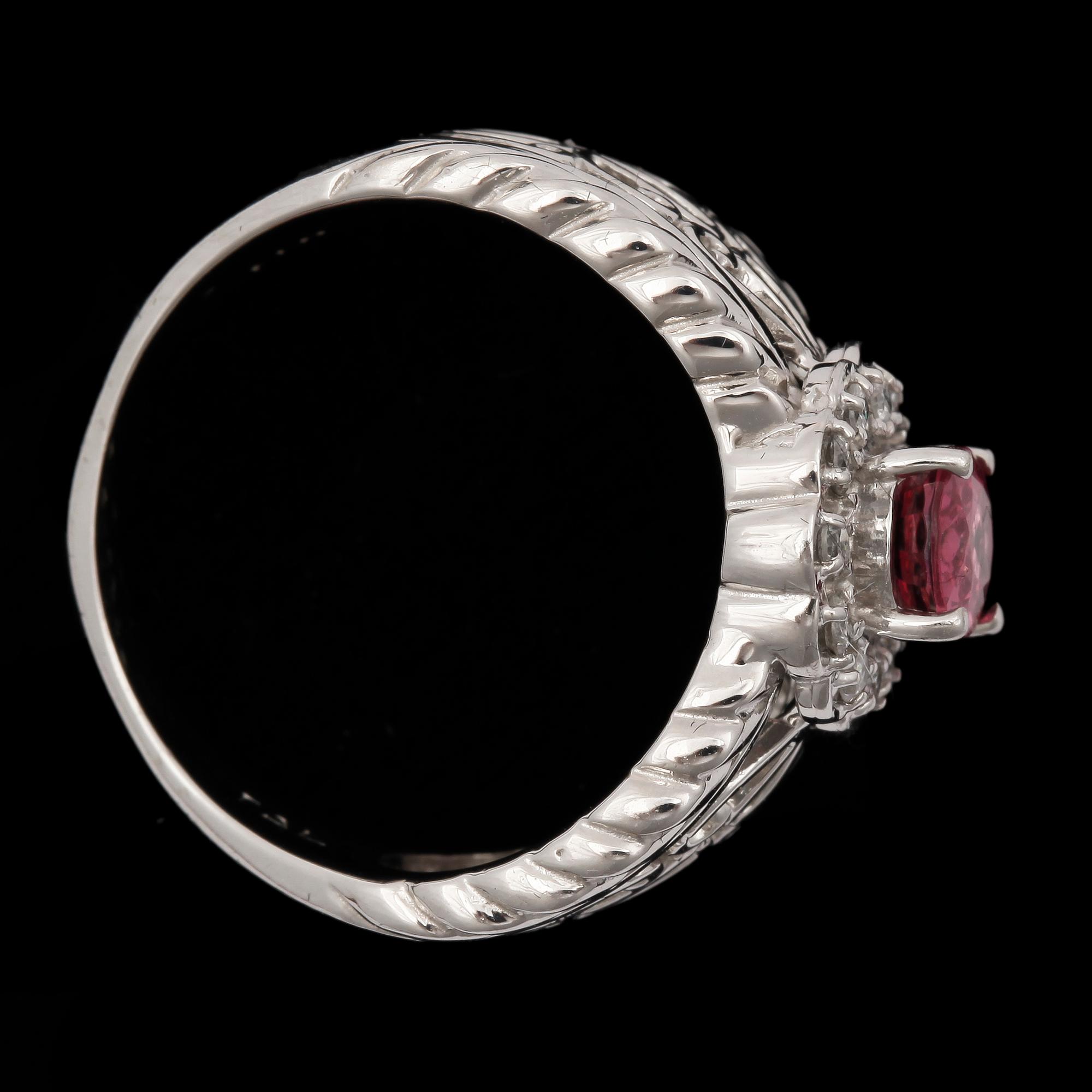 RING, 14k vitguld med rosa turmalin 6,9x5,1mm och briljantslipade diamanter tot ca0,12ct. 2000-tal. Vikt 7,2g.