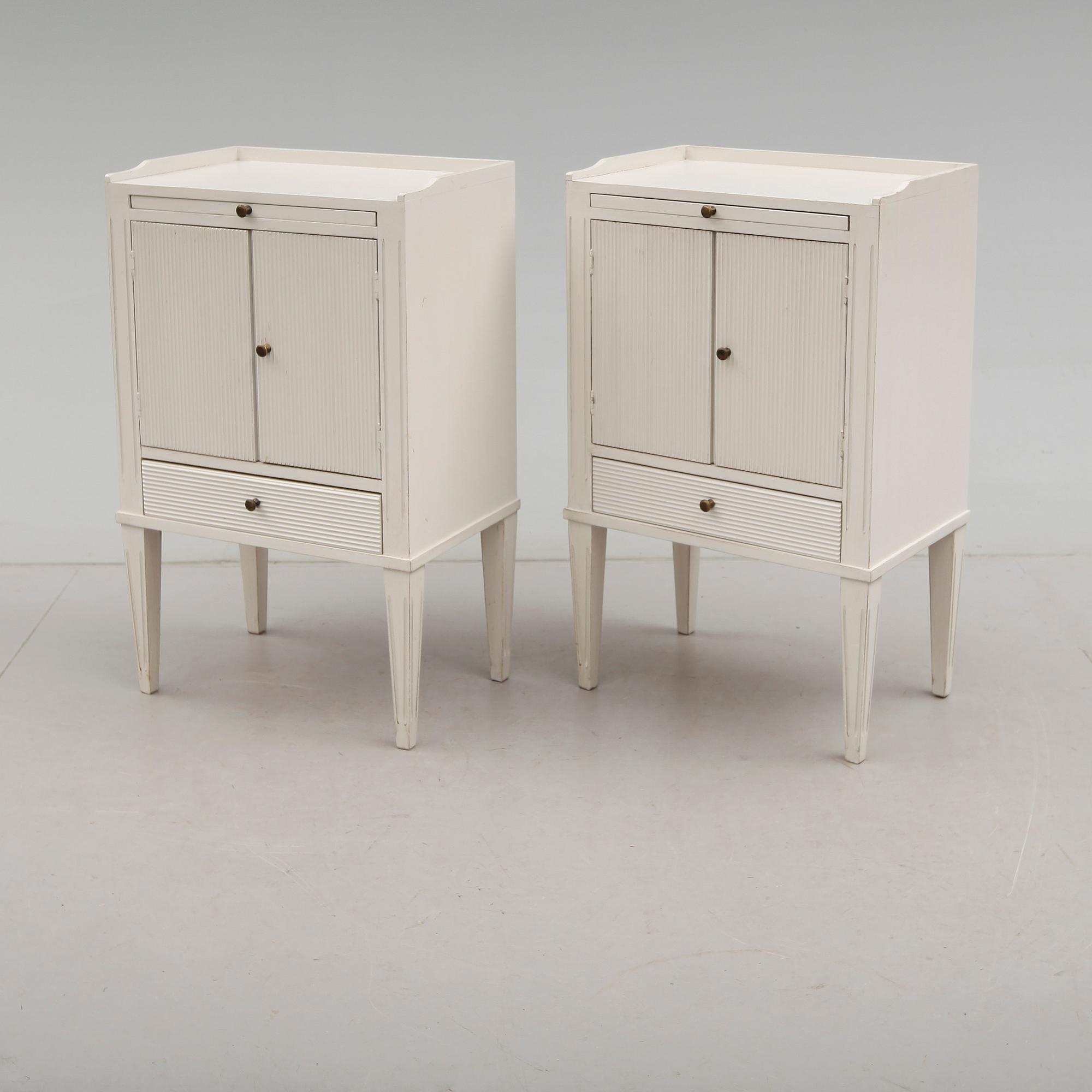 SÄNGBORD, 1 par, gustaviansk stil, 1900-talets andra hälft.