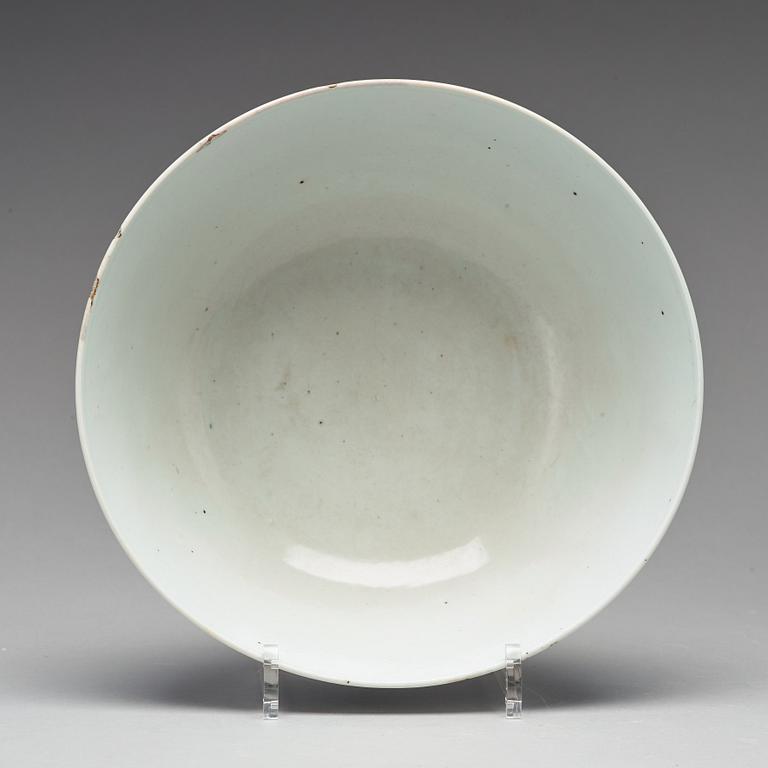 A large blue and white bowl, Qing dynasty, 18th Century.