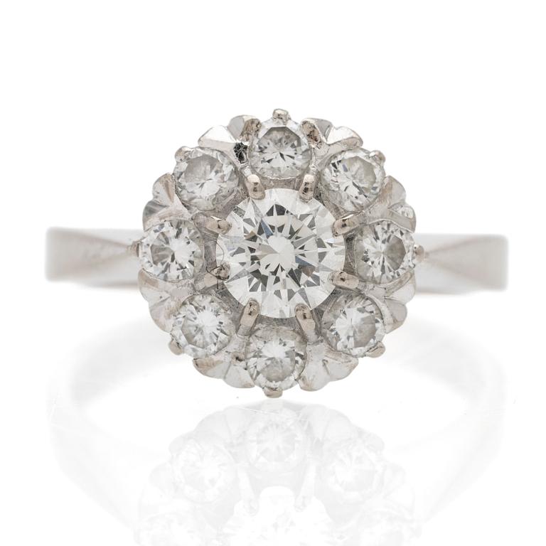 Ring Carmosé 18K vitguld med runda briljantslipade diamanter.