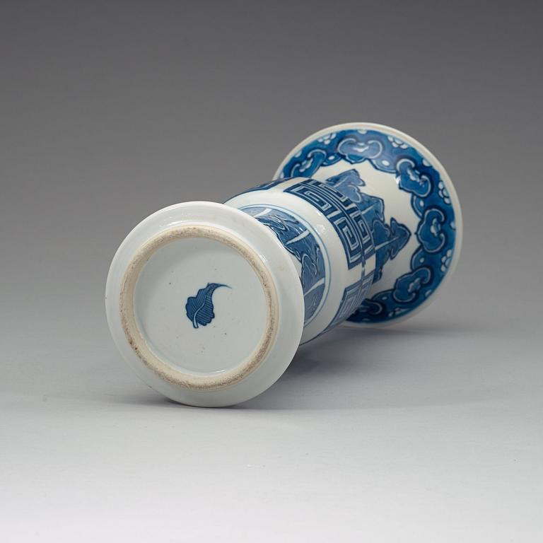 A blue and white Gu shaped vase, late Qing dynasty (1644-1912).