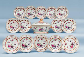 1416. A famille rose dinner service, Qing dynasty, Qianlong (1736-95). (67 pieces).