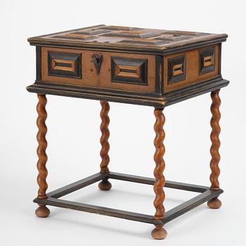 Schatull på benställning av Bruno Mathsson, Firma Karl Mathsson, Värnamo, 1933, samt 1700-tal.