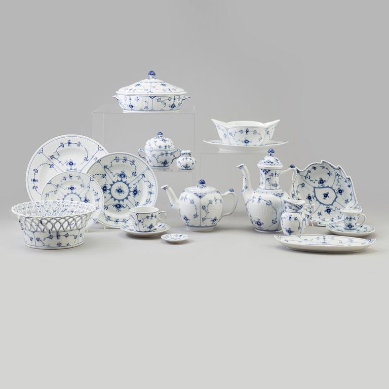 113 pieces of porcelain tableware from Royal Copenhagen, model "Musselmalet", 20th century.