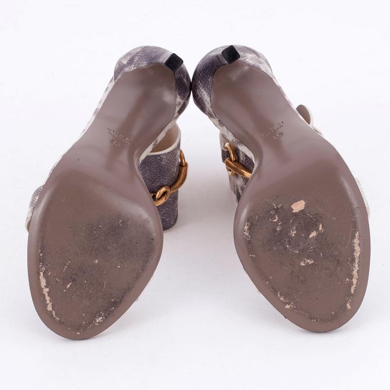 GUCCI, ett par sandaletter, "Ursula". Enligt märkning storlek 36.