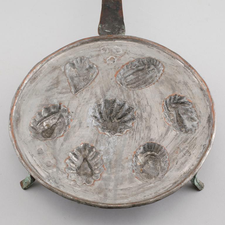 A copper cake tin, 19th century.