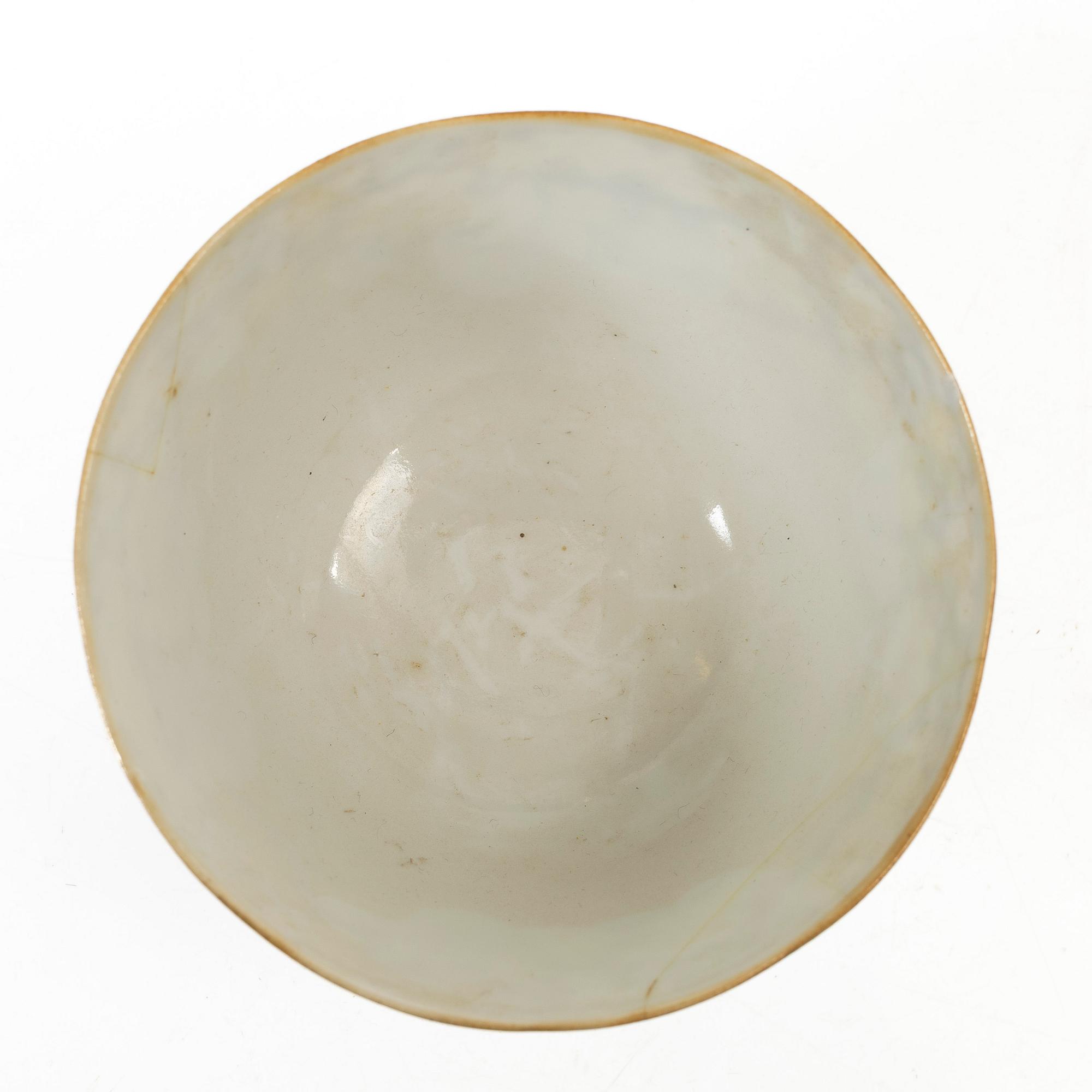 Skålar, tre stycken, samt litet blåvitt ytterfoder och lackask, porslin, Qingdynastin, 1800-tal.