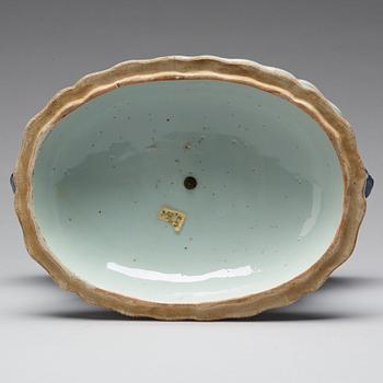 A blue and white armorial tureen with cover, Qing dynasty, Qianlong (1736-95).