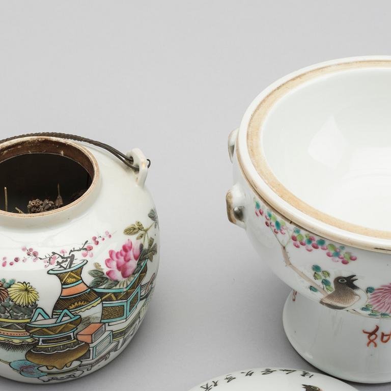 TEKANNA samt MATKÄRL MED VÄRMEHÅLLNING, porslin, Kina, 1900-tal.