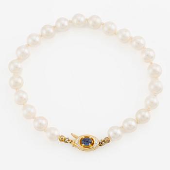 Bracelet, with cultured pearls, with a clasp in 18K gold set with cabochon-cut sapphire.