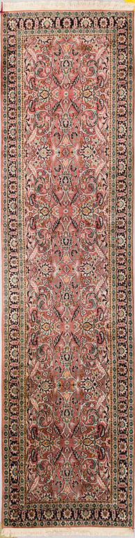 KÄYTÄVÄMATTO, itämainen. Noin 300x78 cm.