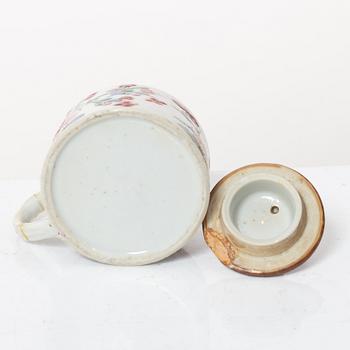 Tedosor, tre stycken, samt senapsburk med lock, porslin. Qing dynastin, Qianlong (1736-95).