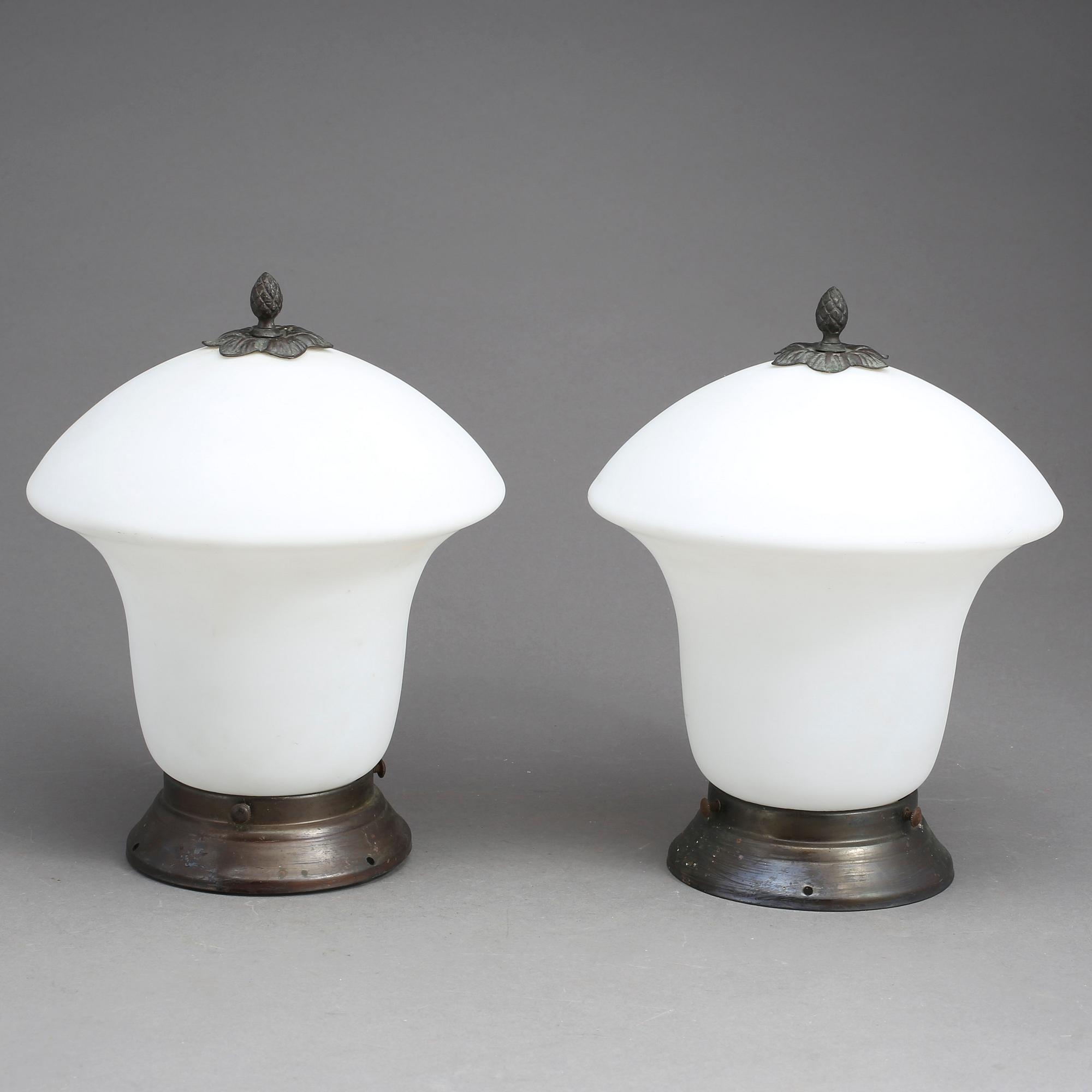 TAKLAMPOR, ett par, 1900-talets början. Metall och opalglas.