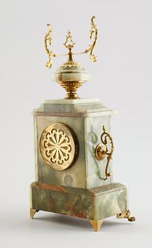 BORDSPENDYL, grön onyx, 1900-talets första hälft.