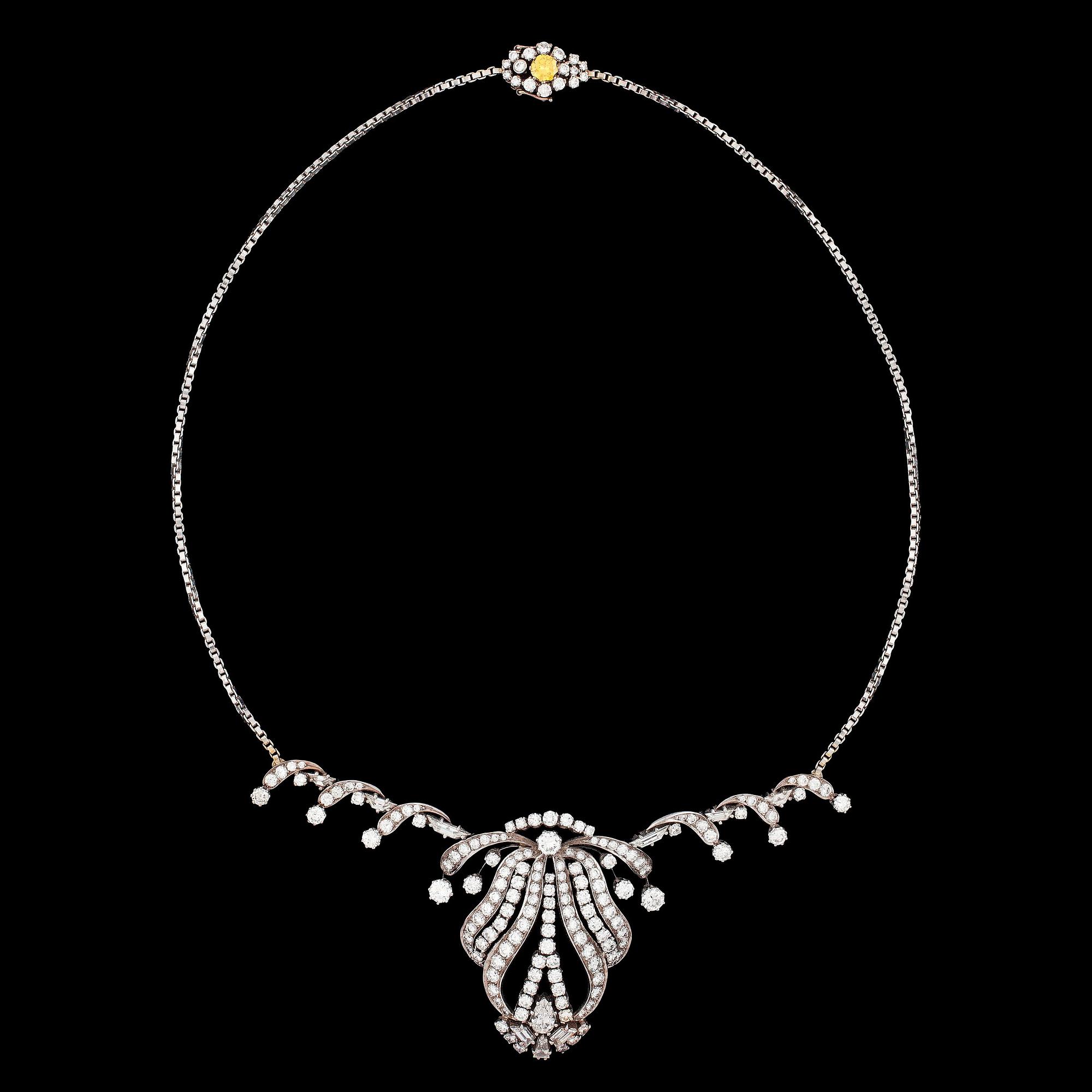 A drop-, trapez- and brilliant cut diamond necklace, tot. app. 10 cts. Stockholm 1963.