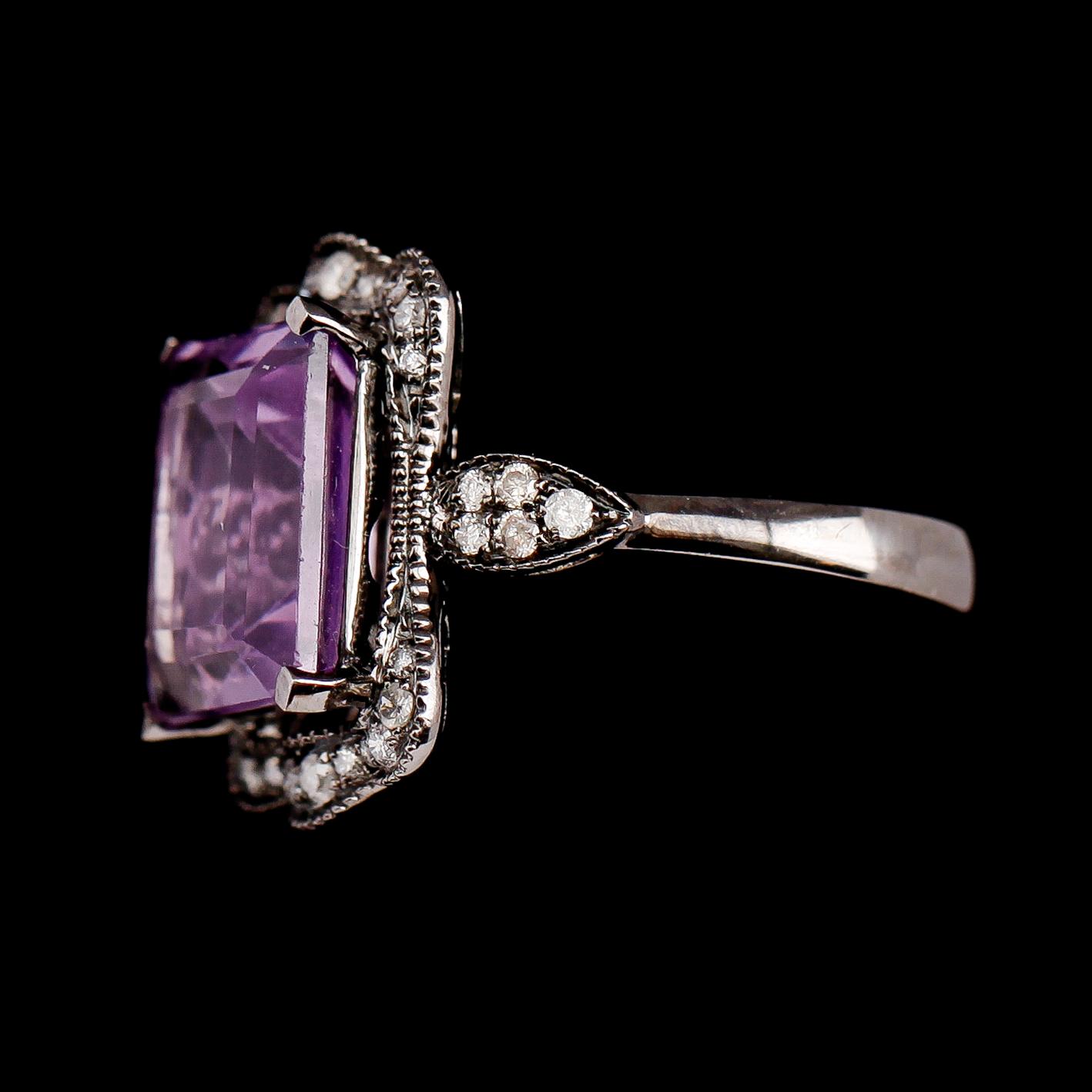 RING, 18 k vitguld, ametist 5.49 ct och diamanter 0.34 ct.