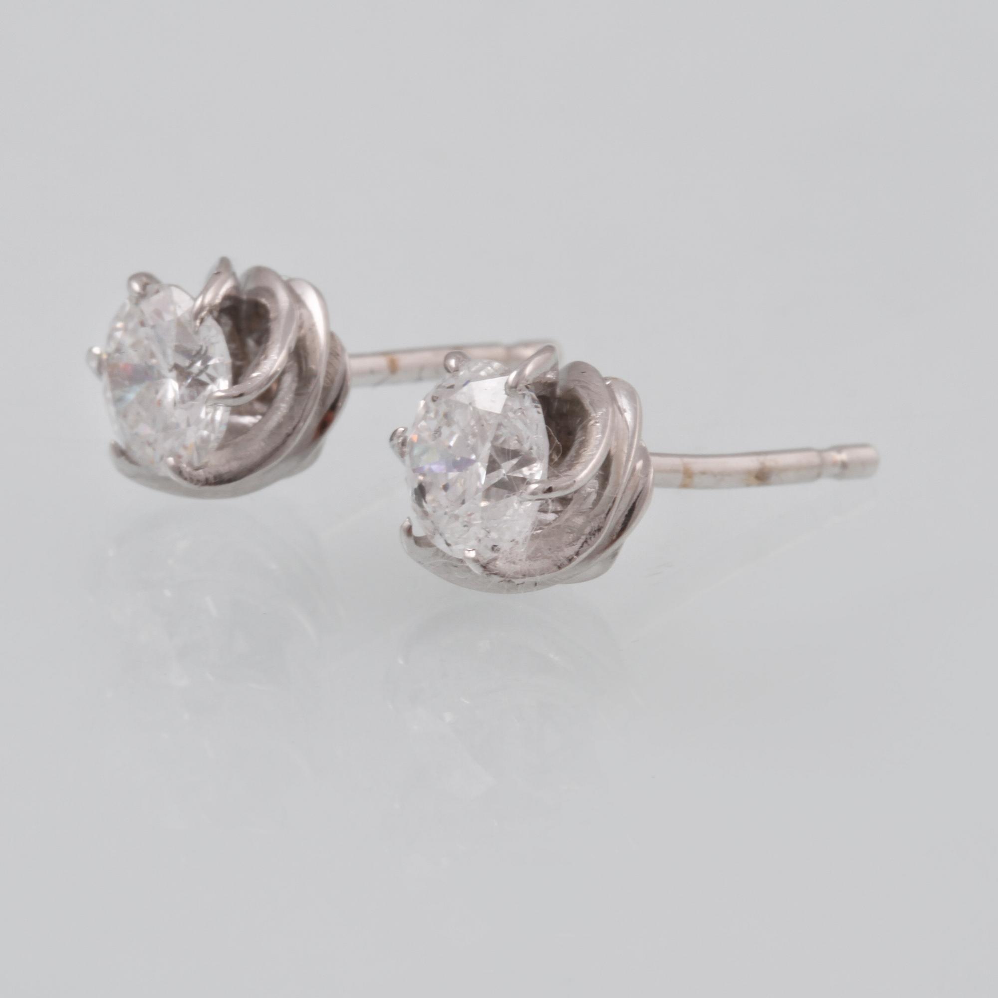 ÖRHÄNGEN, 18K vitguld med briljantslipade diamanter ca 1.12 ct. Vikt 2,3 gram.