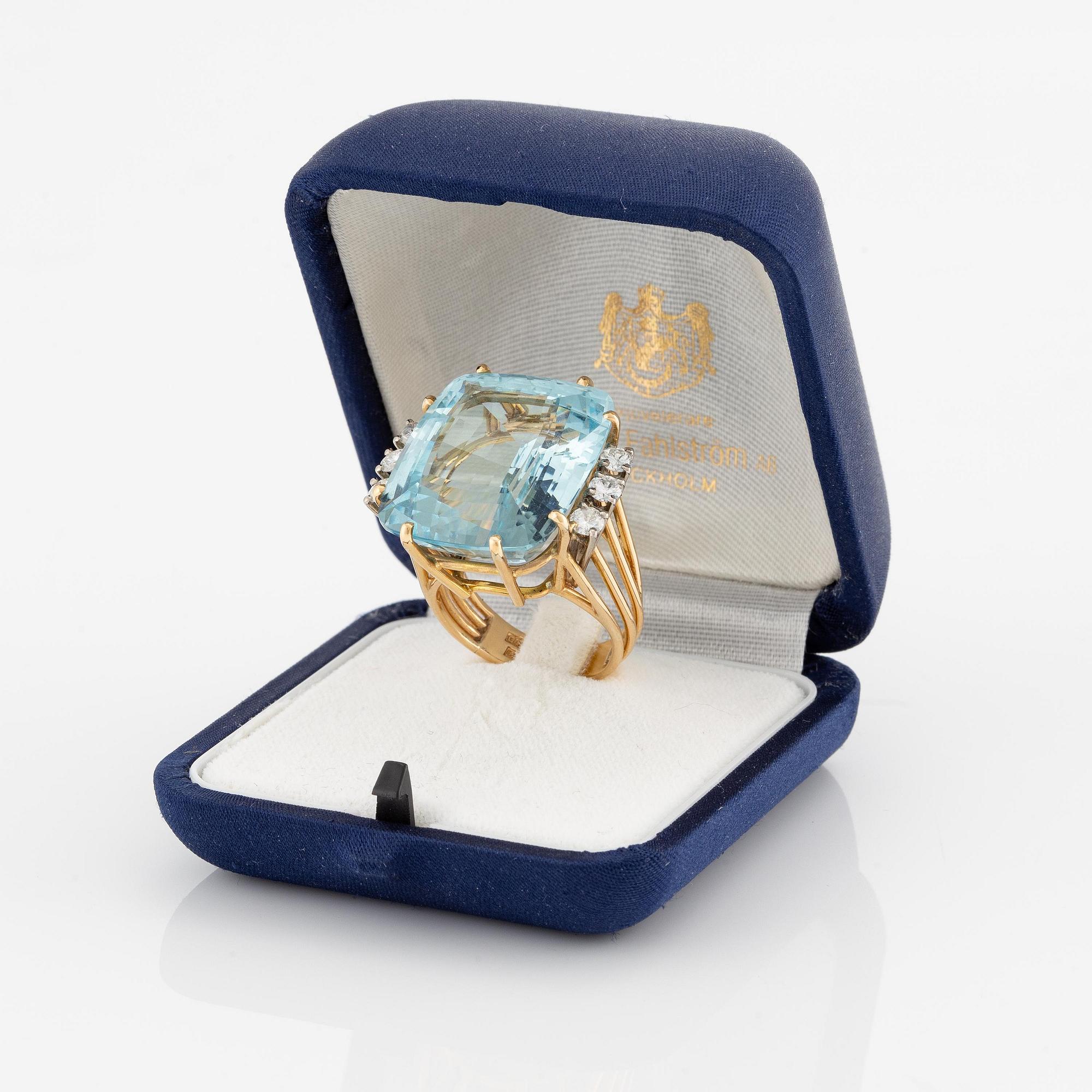 Ring 18K guld med en trappslipad akvamarin och runda briljantslipade diamanter, Gunnar Fahlström.