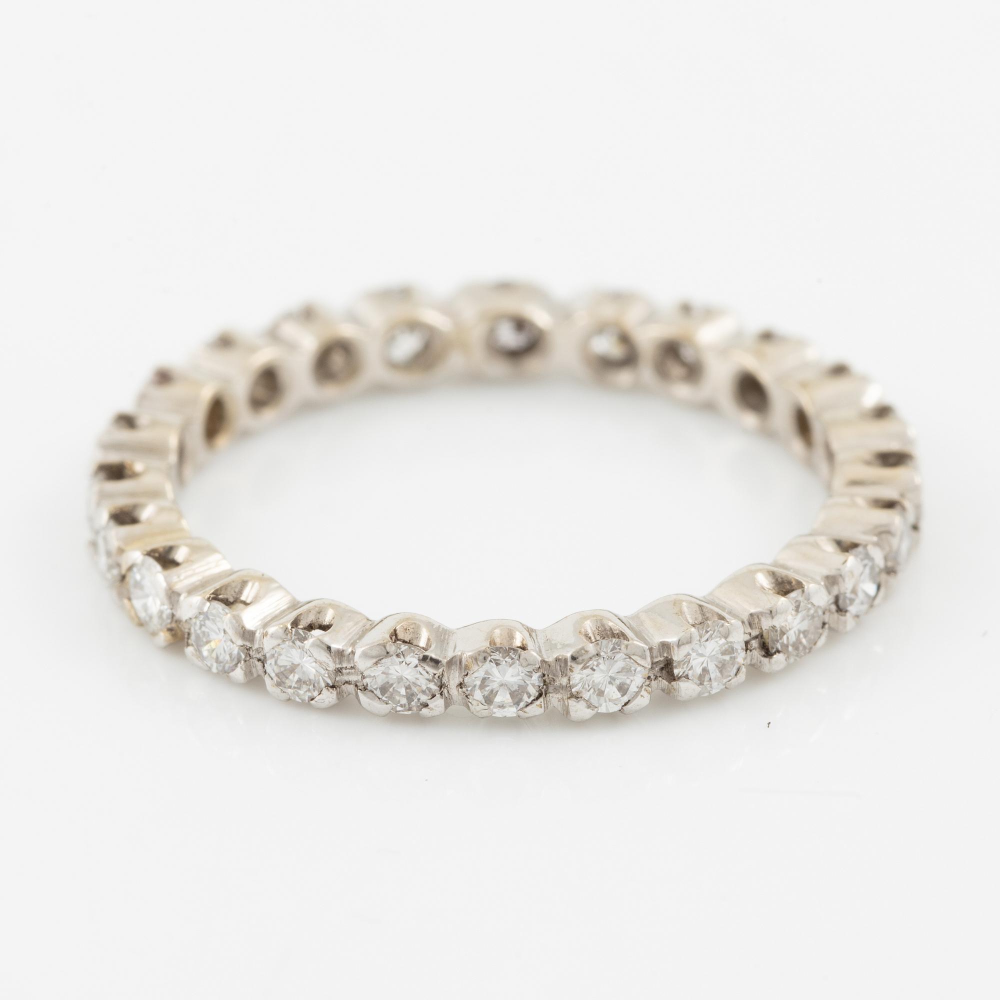 Alliansring, helallians, 14K vitguld med briljantslipade diamanter.