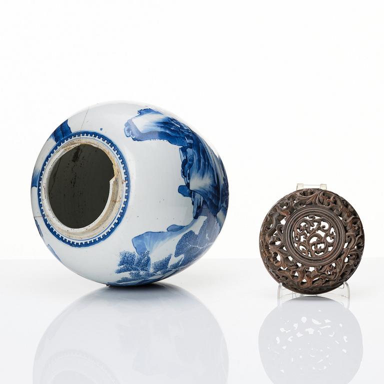 Urna, porslin. Kina, Qingdynastin, Kangxi (1662-1722).