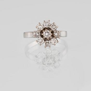 RING, 18K vitguld med 9 briljantslipade diamanter 1.05 ct, importstämplad. Vikt 3,6 gram.