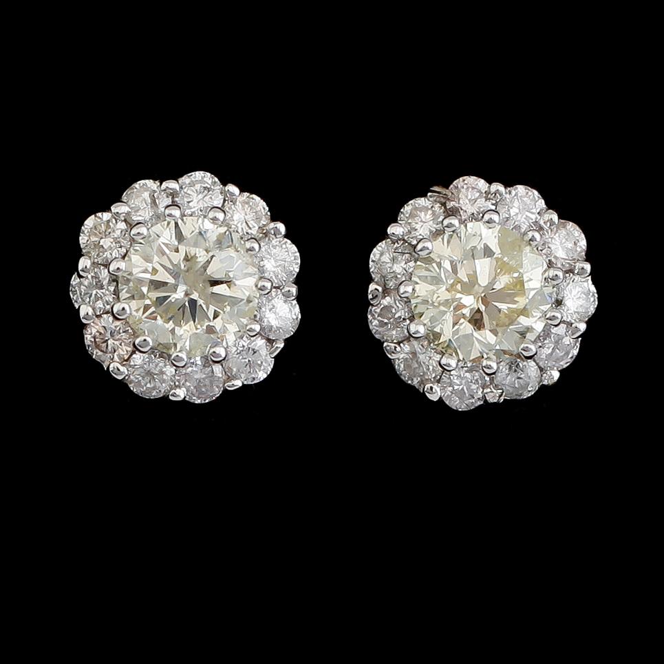 ÖRHÄNGEN, 1 par, 18 k vitguld, briljantslipade diamanter tot ca 1.64 ct.
