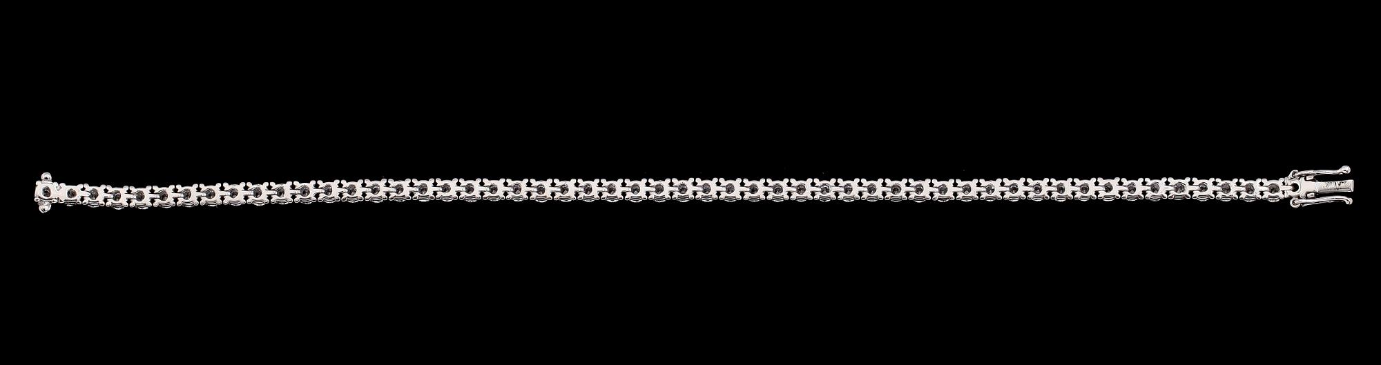ARMBAND, 18 k vitguld, 54 briljantslipade diamanter tot ca 4.92 ct.