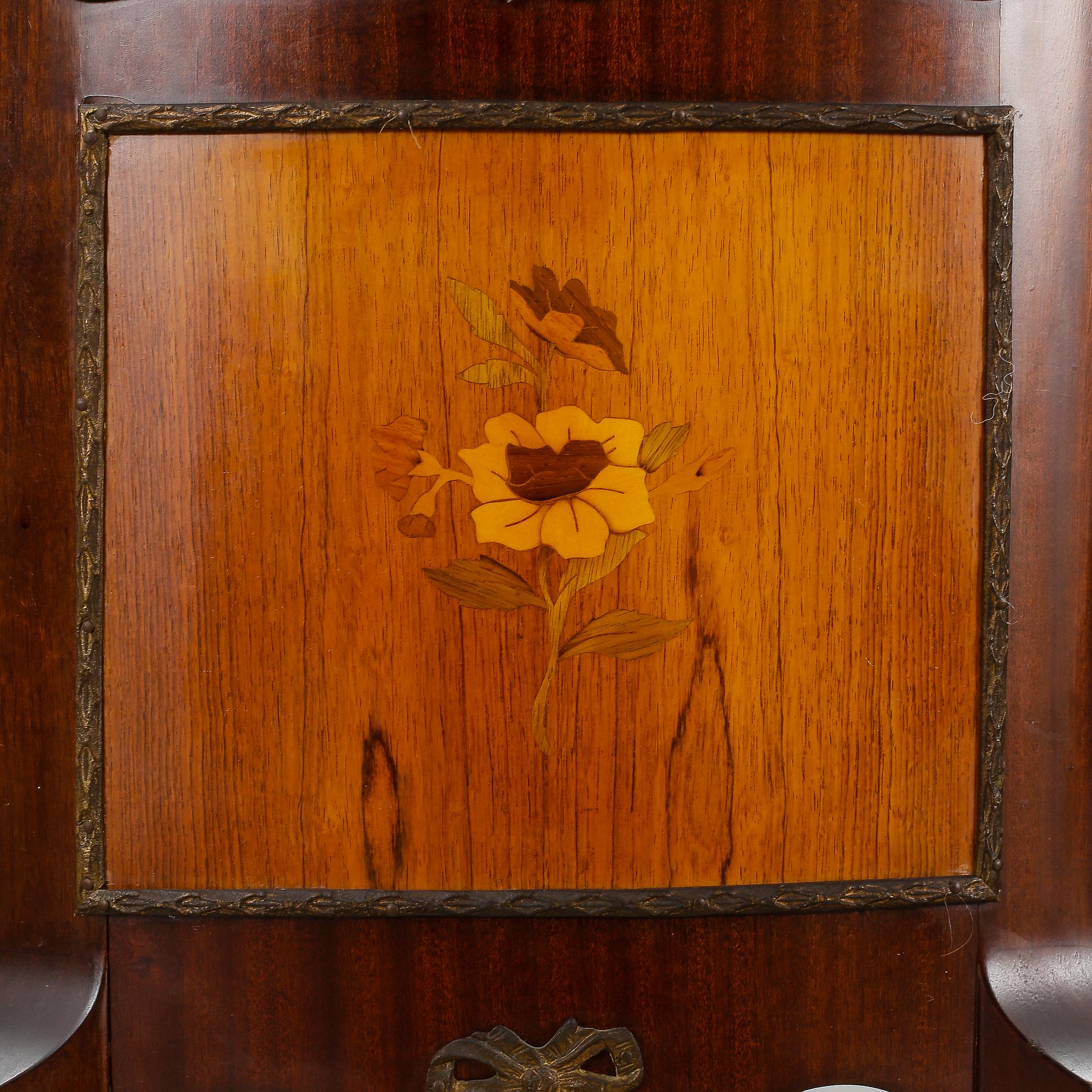 VITRINSKÅP, Louis XV-stil, 1900-tal.