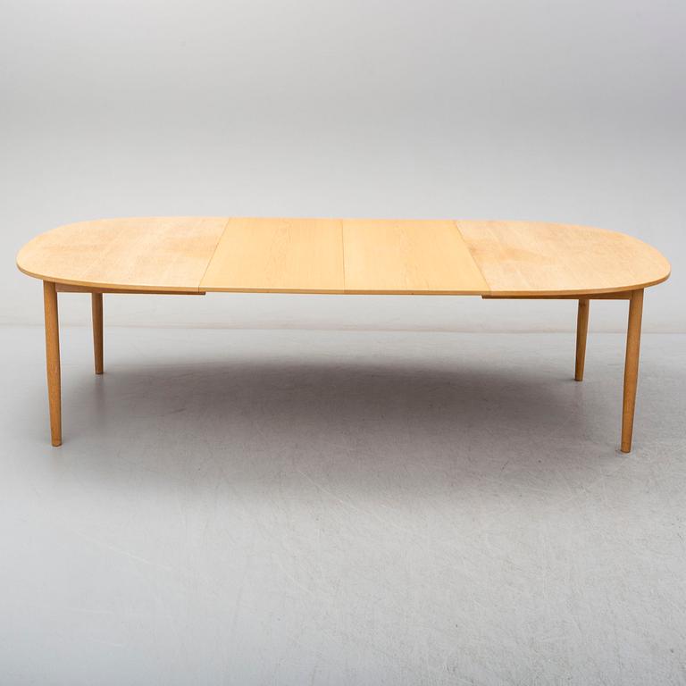 EDVARD KINDT-LARSEN, dining table and four chairs, Säffle Möbelfabrik, 1960s. 2 leaves included.
