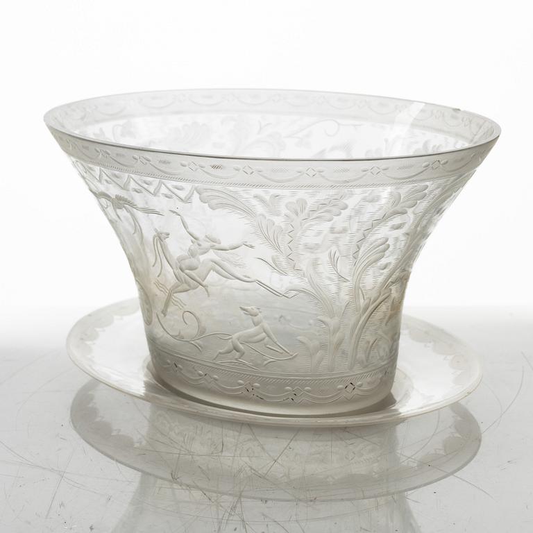 Simon Gate, an engraved glass bowl with plate, Orrefors 1925, model 128.