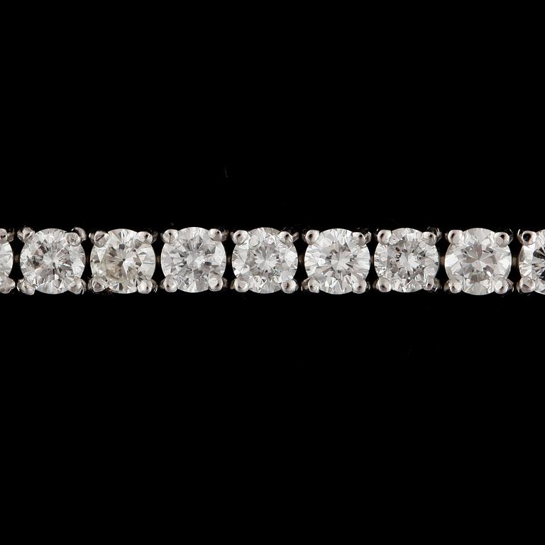ARMBAND, 18k vitguld med ca 54 briljantslipade diamanter tot ca 5,67 ct. Vikt ca 12 gram.
