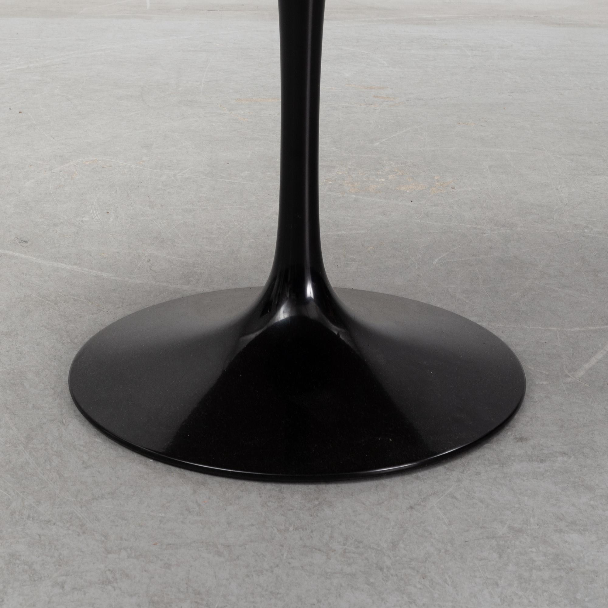 Eero Saarinen, soffbord, "Tulip", undertill brickmärkt KnollStudio Eero Saarinen. Modellen formgiven 1956.