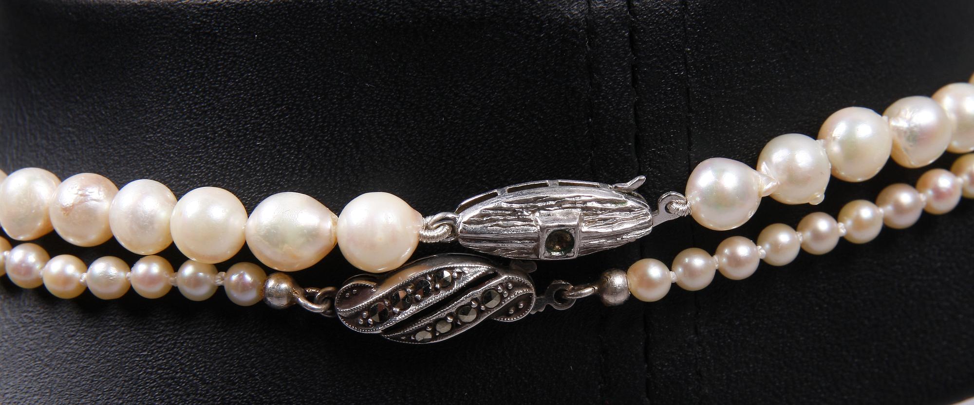 PÄRLCOLLIER, 2 st, japanska odlade pärlor, 1900-talets andra hälft.