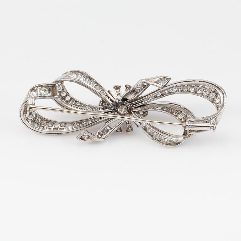 BROSCH, 18K vitguld och diamanter, mittsten ca 0.37 ct.