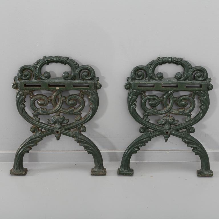 GAVLAR TILL TRÄDGÅRDSSOFFA, ett par, gjutjärn.