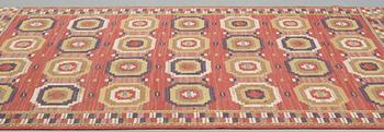Märta Måås-Fjetterström, Matta, "Röda åttan", rölakan, ca 295 x 199,5-202 cm, signerad MMF.