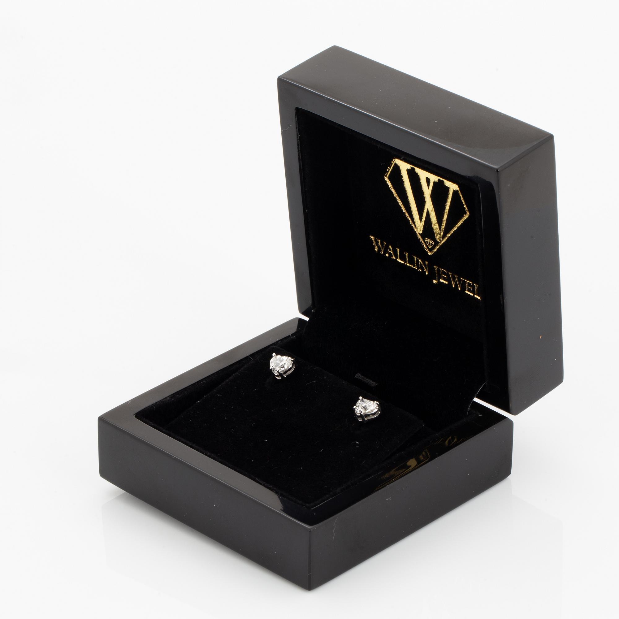 Heart brilliant diamond earrings, GIA-certificate.