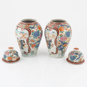 A pair of lidded porcelain urns, Japan, early 20th century.
