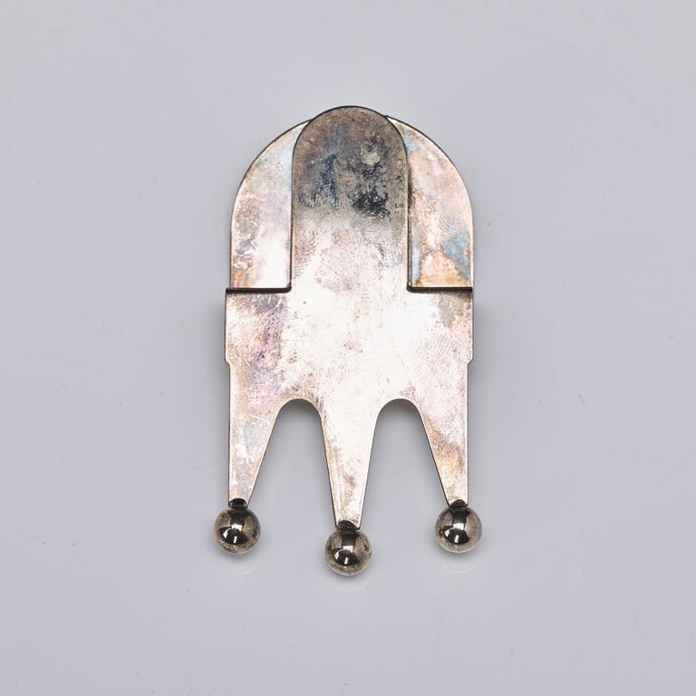 Bordsklocka, bricka, askfat, dosa, klämma och miniatyrskepp, nysilver och mässing. 1900-tal.