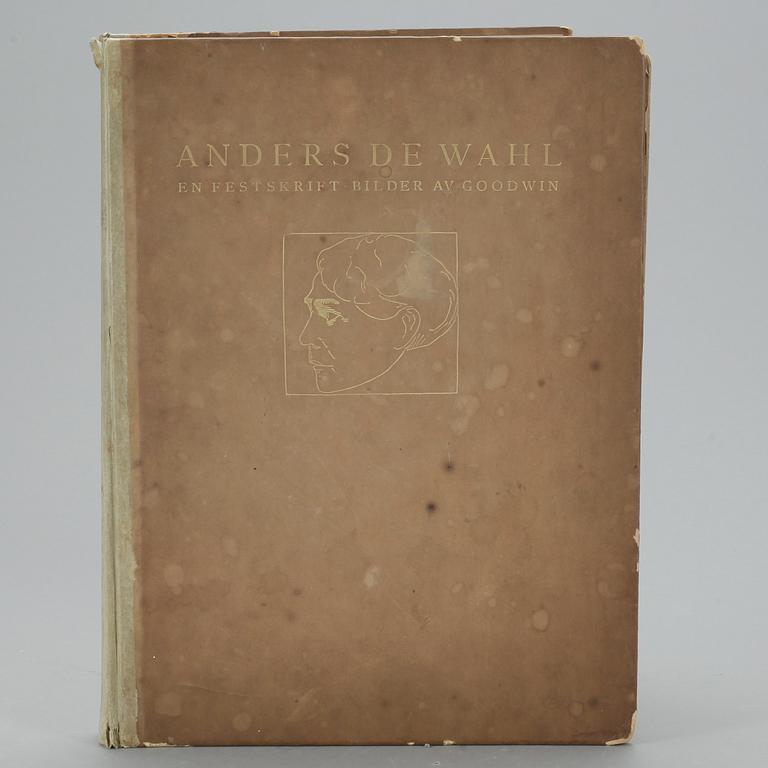 BOK, "Anders de Wahl, en festskrift, bilder av Goodwin", numr 218/250, Stockholm 1919. Egenhändig dedikation av de Wahl.