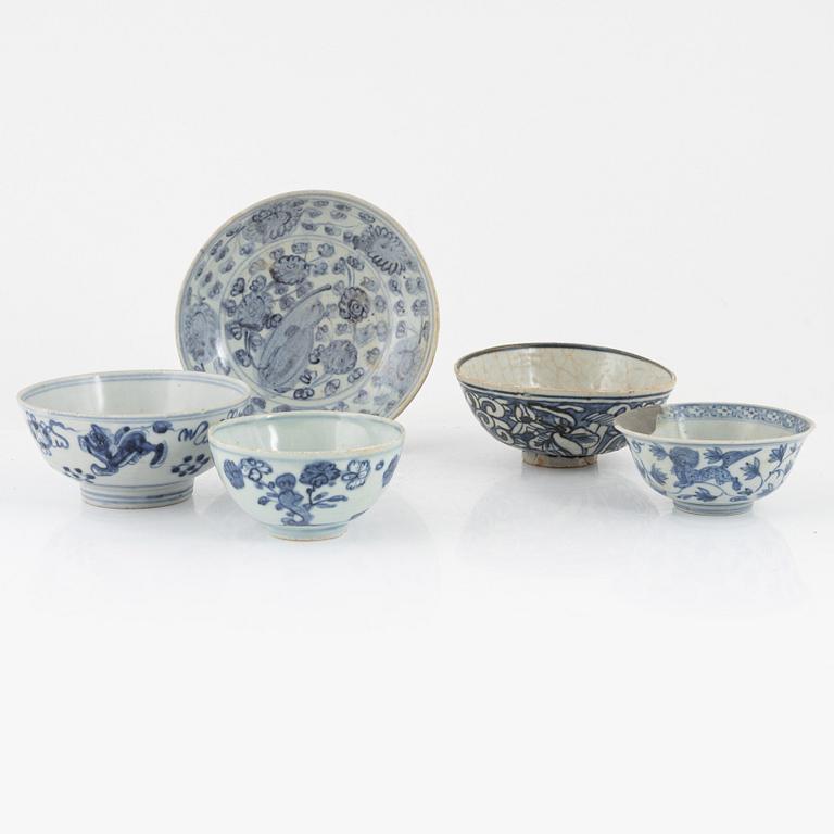 Five blue and white porcelain bowls, Ming dynasty (1368-1644).