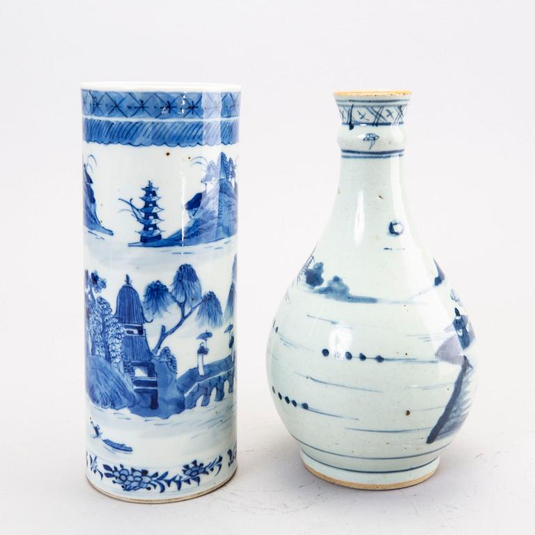 A Chinese Qing Dynasty around 1900 porcelain flask and vase.