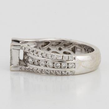 Ring med prinsessslipade och briljantslipade diamanter.