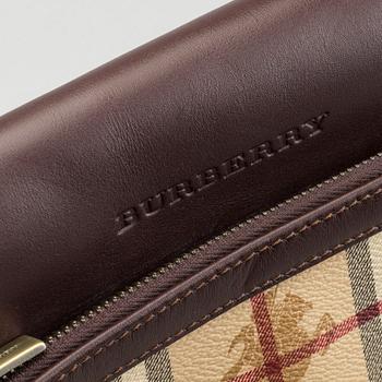 A BURBERRY CROSSBODY MESSENGER BAG.