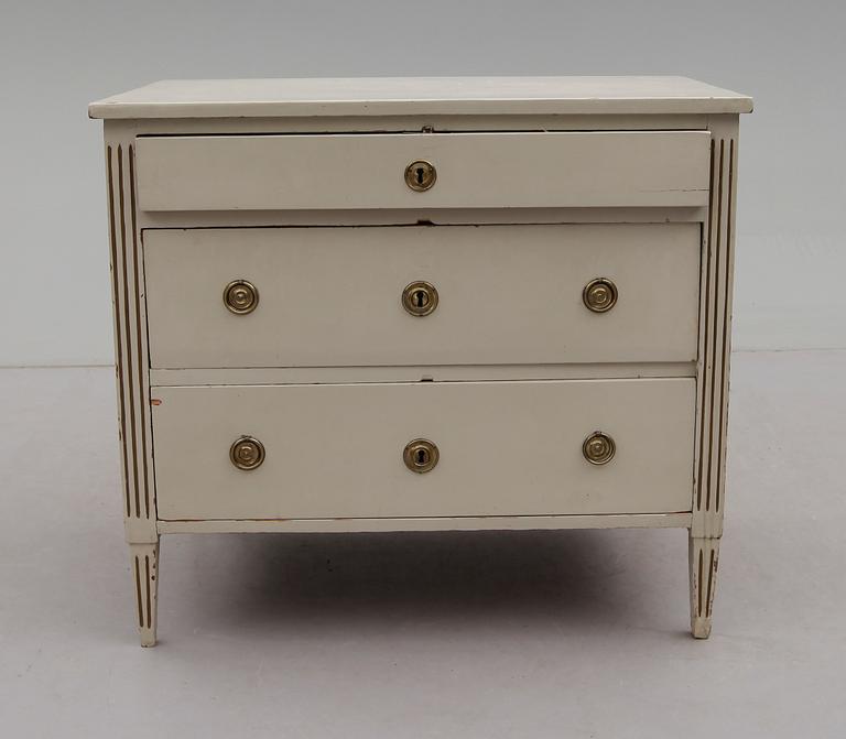 BYRÅ, sengustaviansk, omkring år 1800.