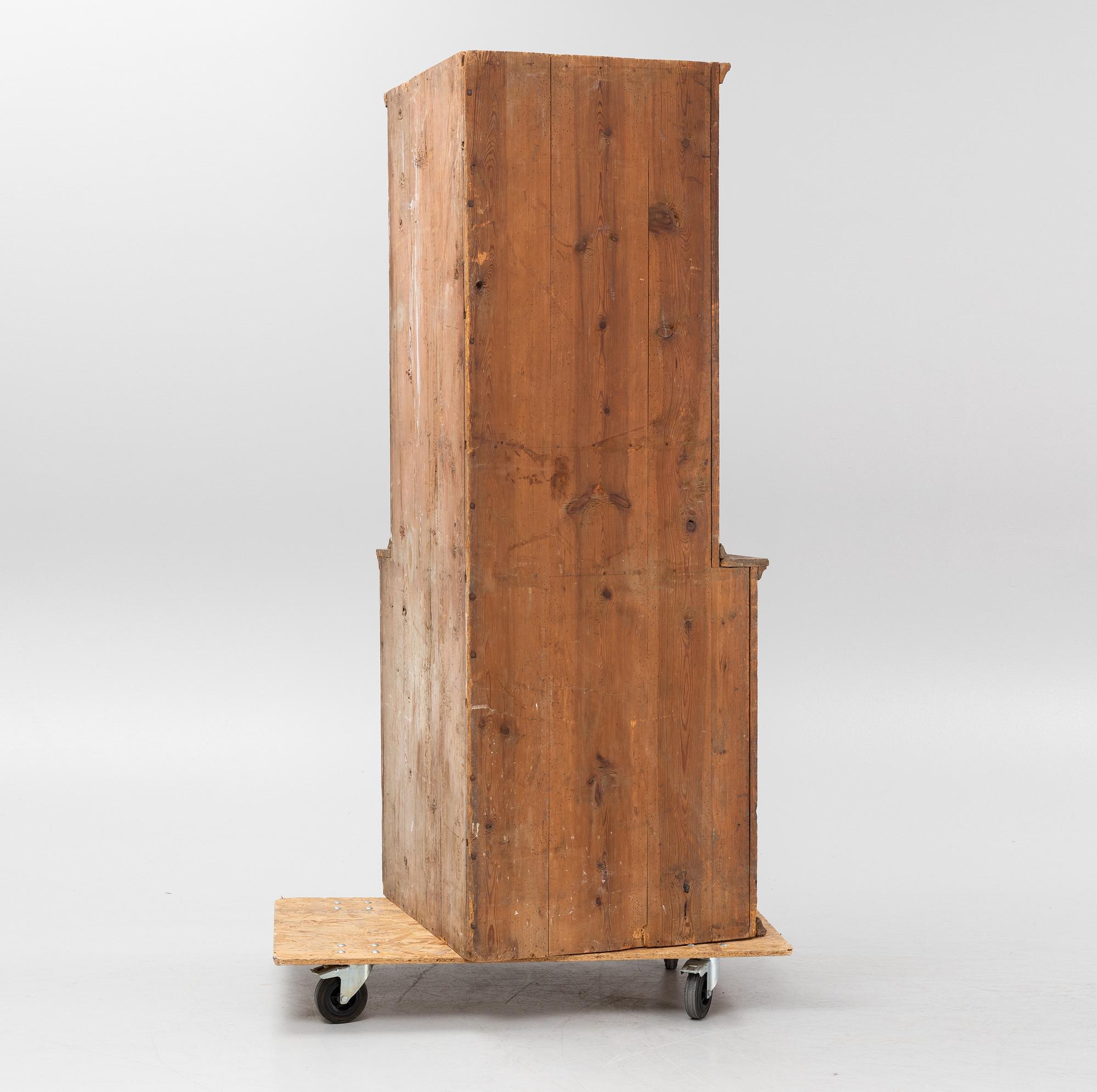 A painted corner cabinet from around the year 1800.