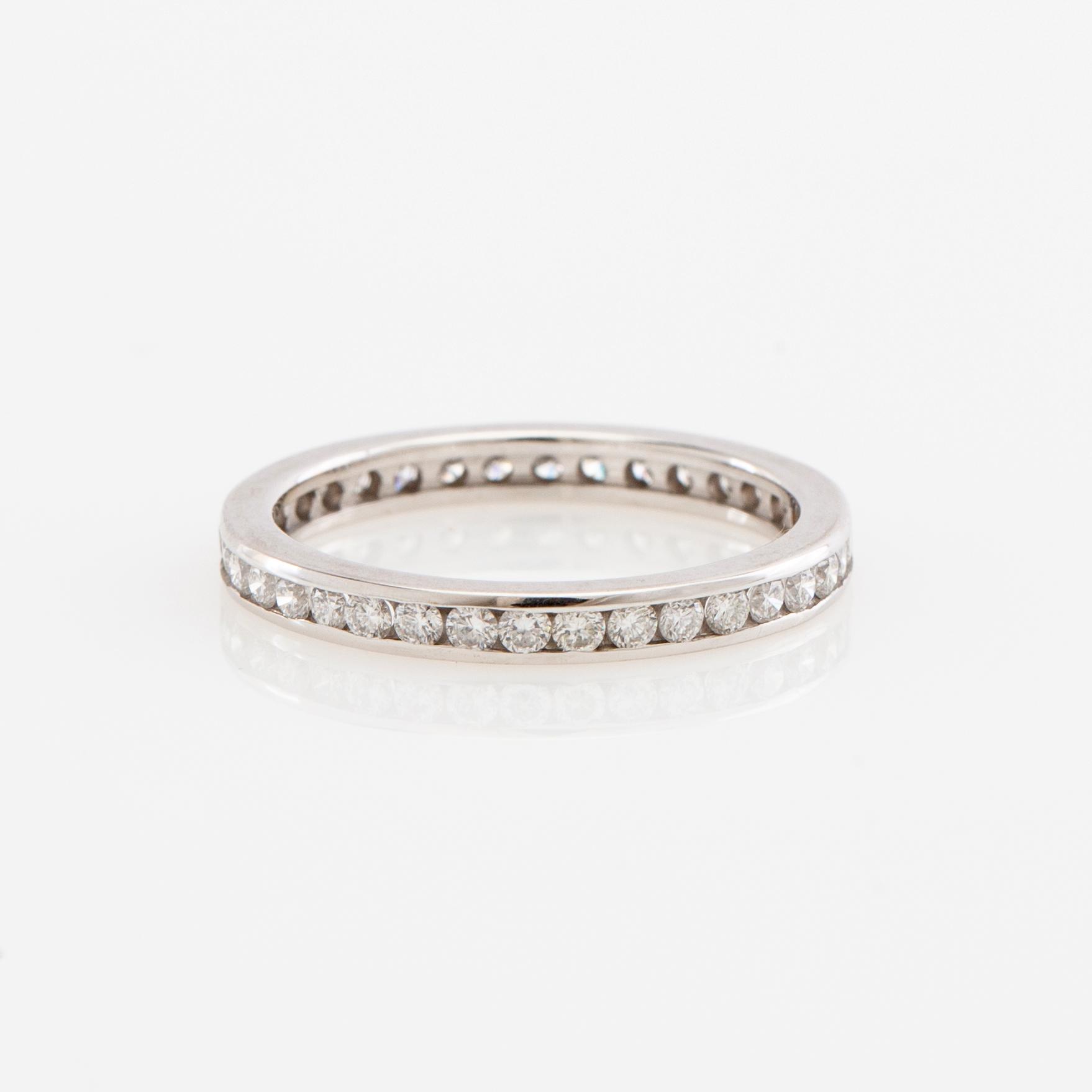 Alliansring, 18k vitguld med briljantslipade diamanter.